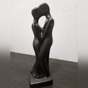 Kissing Lovers Statue
